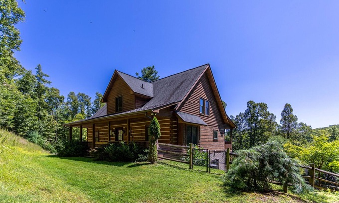 Boone Cabin | Gratitude - Hot Tub, Pool Table, Covered Decks, 5 minutes to Boone