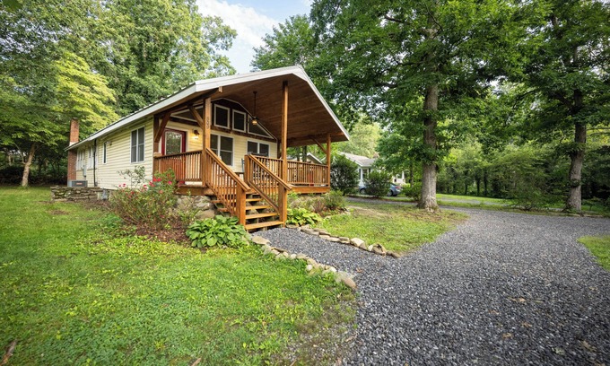 Black Mountain House | Great front porch! Walk to downtown.