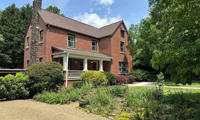 Swannanoa House | Grovemont Getaway - 3 bedroom, 2.5 bath beautifully updated historic home