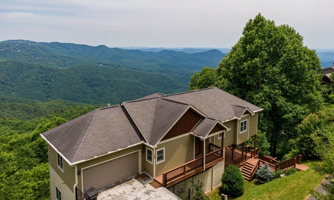 Blowing Rock House | Hangin Out - Stunning Mountain Views, Garage, Jacuzzi Tub