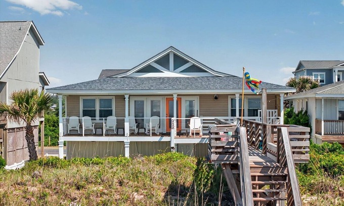 Holden Beach House | Heard the Waves - Comfortable, Cozy Oceanfront Beach Cottage!