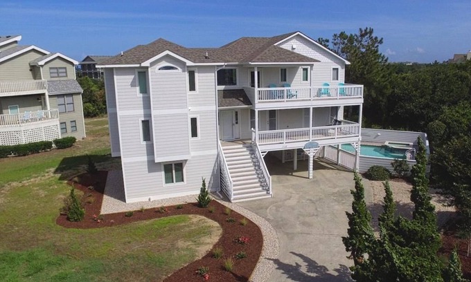 Whale Head Hill House | Heated pool and hot tub available for Thanksgiving, Christmas, New Years