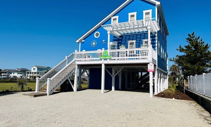 Holden Beach House | Heaven's Anchor - Great Canal Home with Floating Dock!