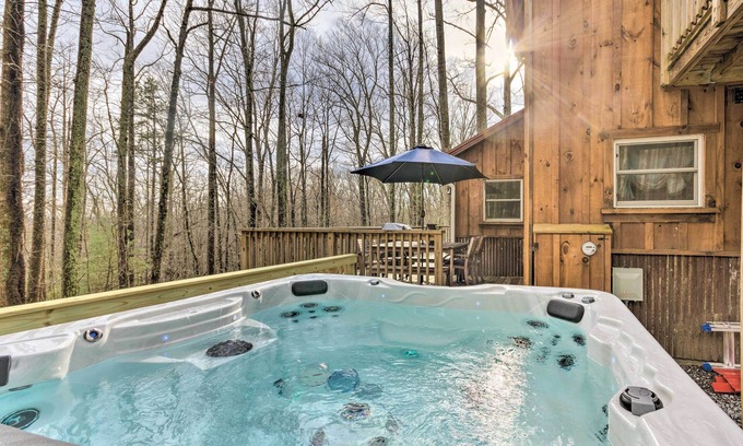 Hendersonville Cottage | Hendersonville Cabin w/Hot Tub, Views & Fire Pit!