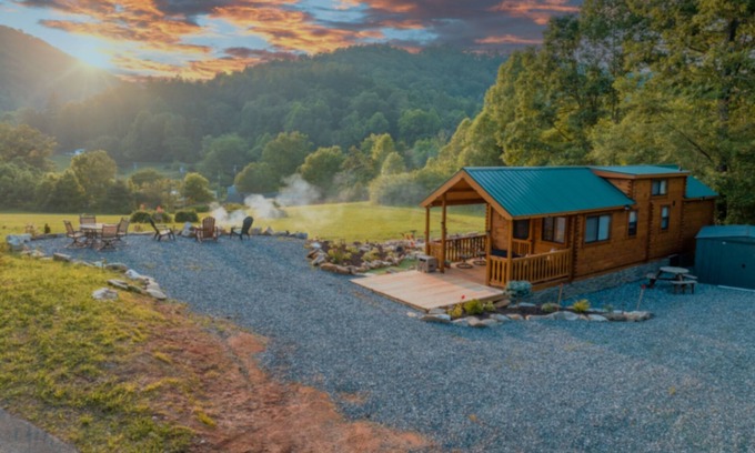 Robbinsville Cabin | Hidden & Cozy Mountain Gem ~ Tail of the Dragon!