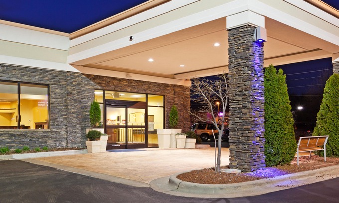 Greensboro Hotel | Holiday Inn Express Greensboro-I-40 at Wendover, an Ihg Hotel
