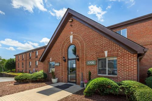 Greensboro Hotel | HomeTowne Studios & Suites by Red Roof Greensboro