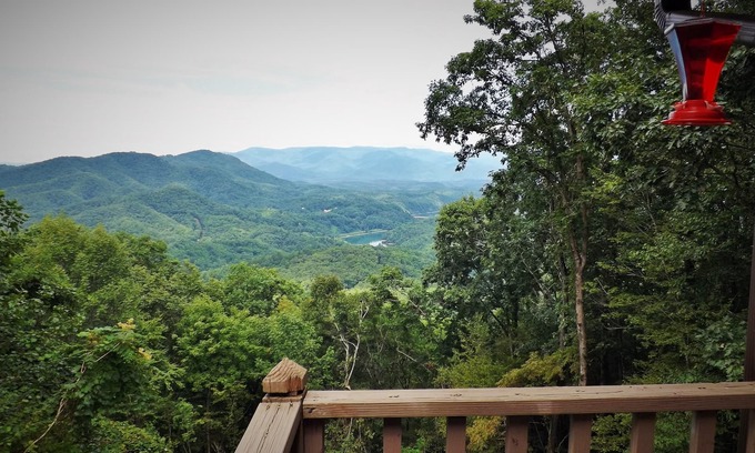 Bryson City Cabin | Honeymoon Cabin/Mtn & Lake Views/Hot Tub/FP/Wi-Fi