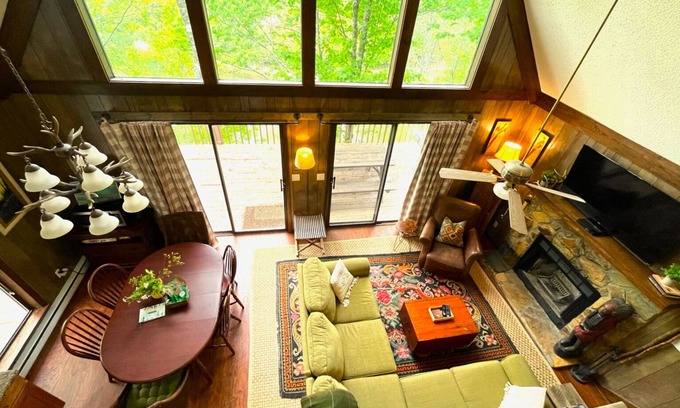 Almond House | HOT TUB, Swimming/Fishing Lake, Mountain ViewsnnThe Happy Appalachian
