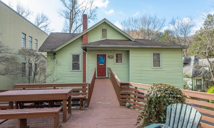 Montreat House | House ∙ 10 bedrooms ∙ 30 guests