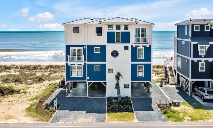 Oak Island House | House ∙ 13 bedrooms ∙ 38 guests