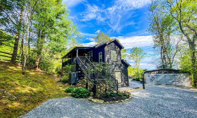 Hendersonville House | House ∙ 3 bedrooms ∙ 6 guests