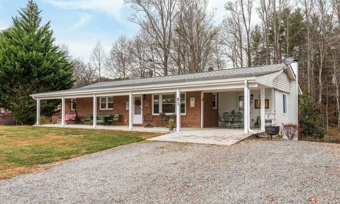 Brevard House | House ∙ 4 bedrooms ∙ 8 guests