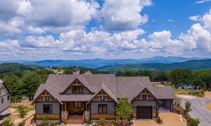 Elk Park House | House ∙ 4 bedrooms ∙ 8 guests