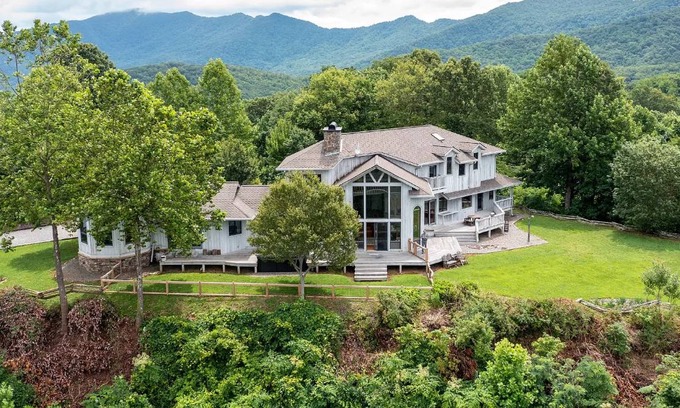 Hayesville House | House ∙ 5 bedrooms ∙ 12 guests