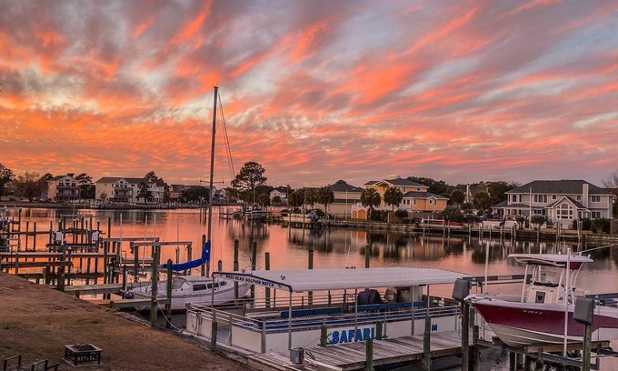 Colington Harbour House | K1552 BeachBumz- Canalfront! Community Pool! Private Dock!