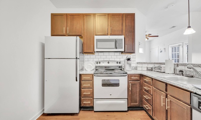 Ashbrook - Clawson Village Apartment | King Luxe Studio Near Shopping & Entertainment