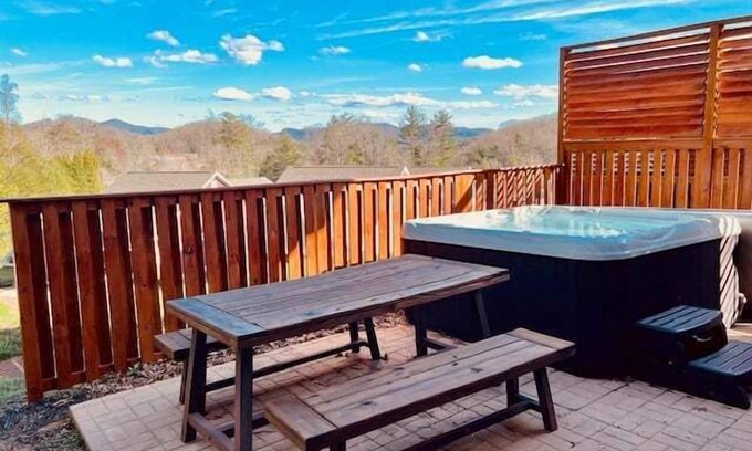 Fairview House | King of the Hill with a Hot Tub