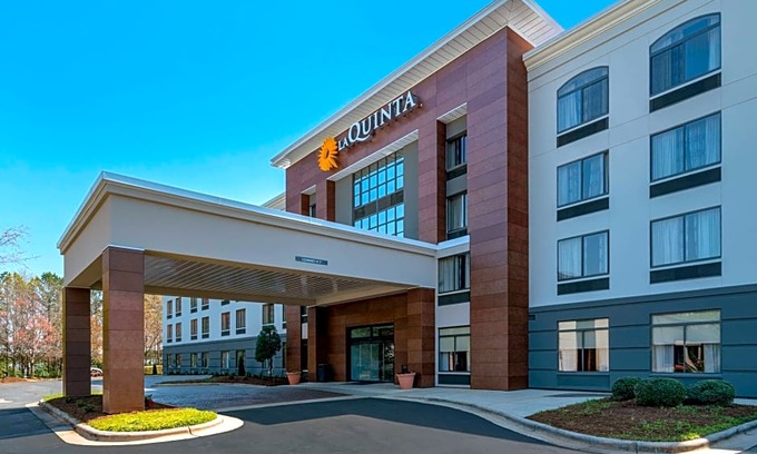Northeast Raleigh Hotel | La Quinta Inn & Suites by Wyndham Raleigh Downtown North