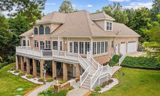 Henrico House | Lake Gaston Waterfront Estate BBQ TV AC