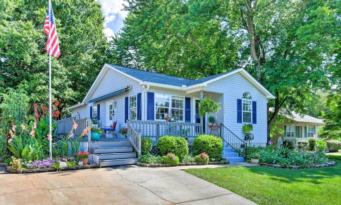 Mayhew House | Lake Norman Home w/Porch - Across from Marina!