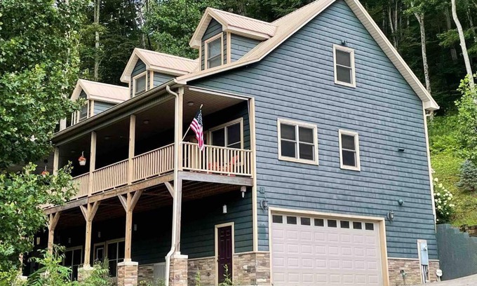 Mars Hill House | Laurel Creek Lodge - Hot Tub & Creek Access