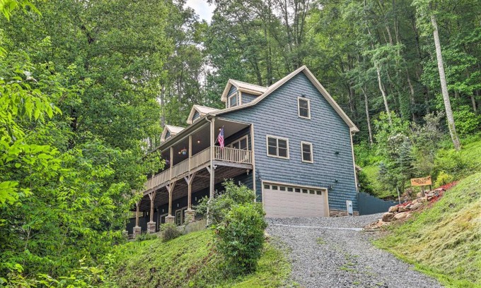 Mars Hill House | Laurel Creek Lodge with Hot Tub and Creek Access!
