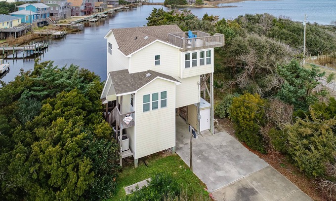 Brigands' Bay House | Light-filled canal front home w/deck, washer/dryer, private hot tub, central A/C