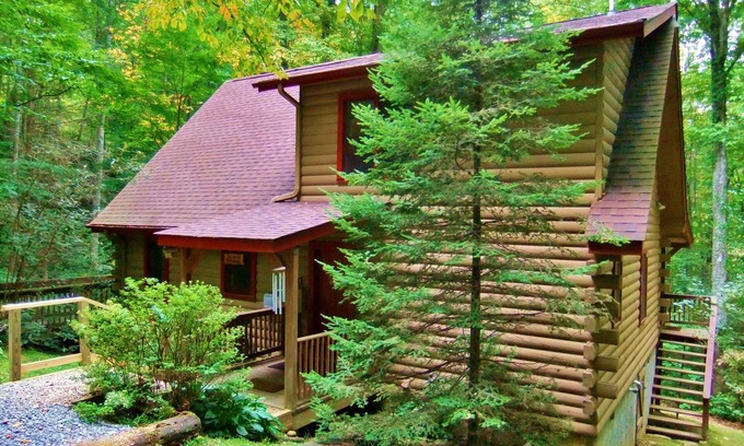 Maggie Valley Cabin | Log Cabin, Rushing Creek, Hot Tub, Firepit, Wood Fireplace, WiFi, A/C