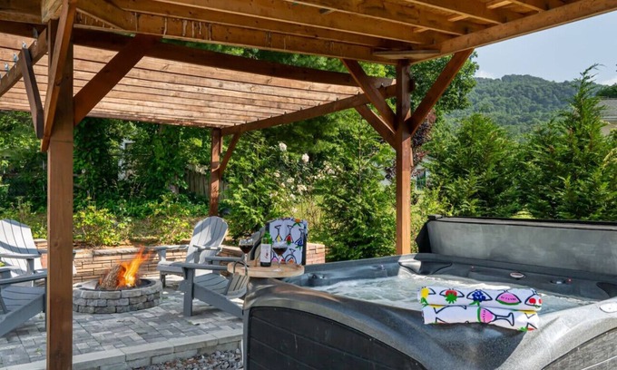 Fairview House | Look No Further. Your Asheville Vacay 5 Star Home! 828 Strong!