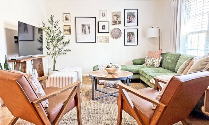 Durham House | Luxe } Coffee Bar! Minutes to Duke & downtown, Eco+ Family friendly + Fire pit