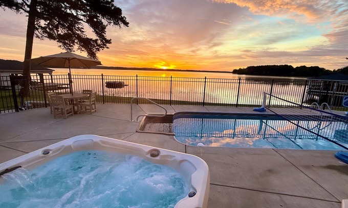 Myrick Estates House | š„Luxe Lakefront Escape! HEATED PoolšHot TubāØStunning Sunriseš
8BR+Guest House!