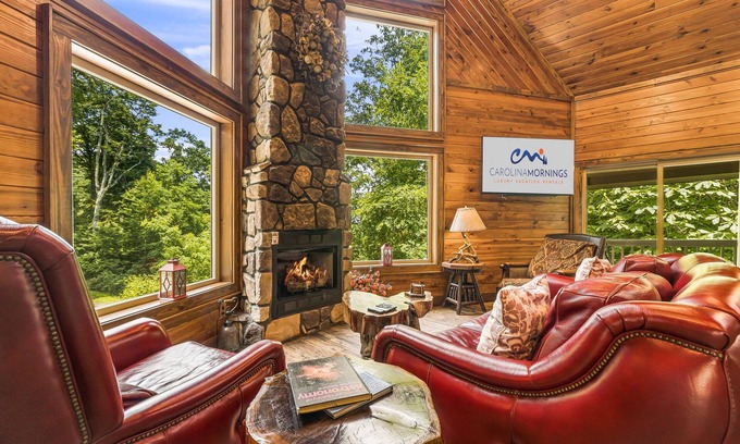 Maggie Valley Cabin | Luxury 3-Story Cabin w/Hot Tub + Biltmore Pass | 48 Min to Asheville