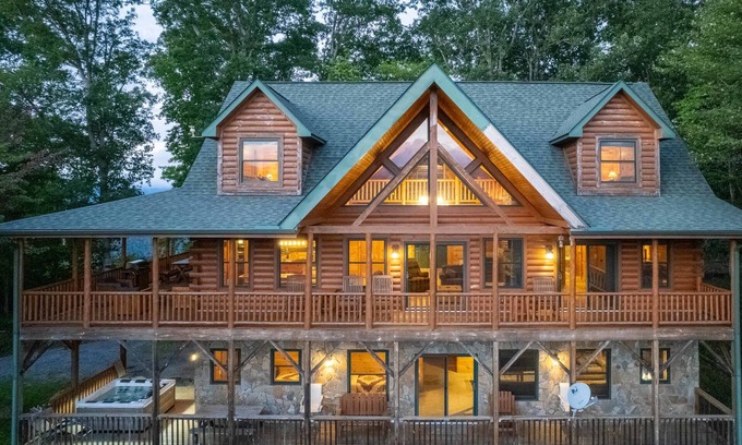 Waynesville Apartment | Luxury 4200 Sqft Log Cabin on 50 Acres Sleeps 16