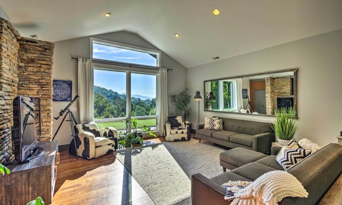 Fairview House | Luxury Lodge on 45 Acres: Patio, Deck & Views!
