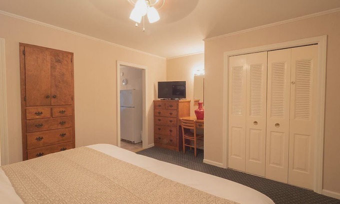 Flat Rock Cabin | Mill House Lodge - 1 Bedroom Suite: King Bed