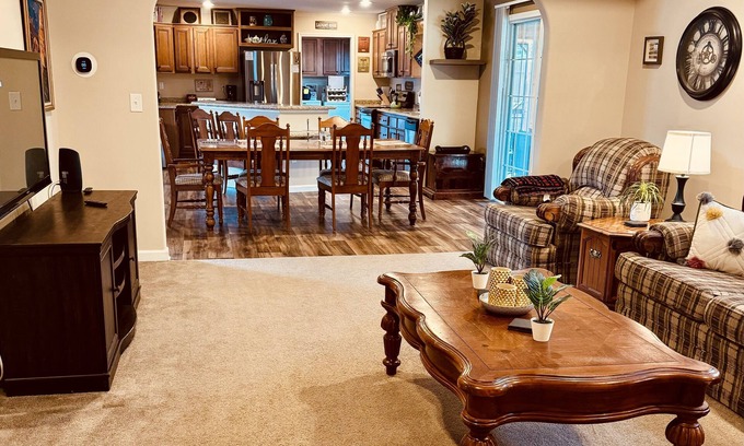 Oakley House | Minutes from Downtown Asheville/Biltmore House, w/Screened Porch/Bon Fire Pit!