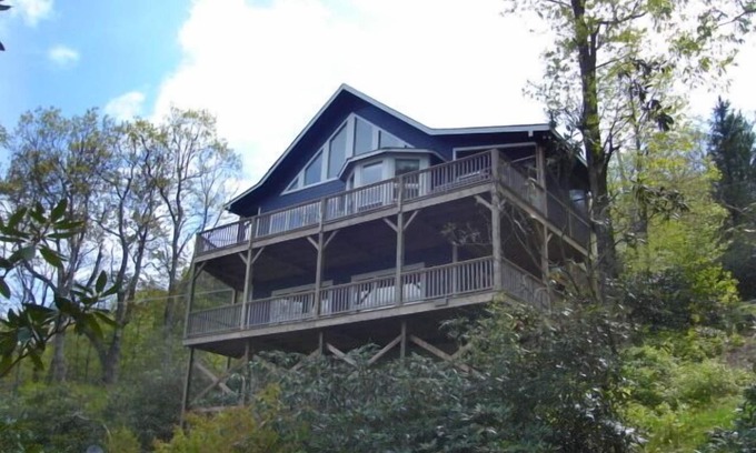 Blowing Rock House | Misty Mountain Hideaway -3BR Loft, 3BA - Hot Tub, 5 Minutes to downtown Blowing Rock