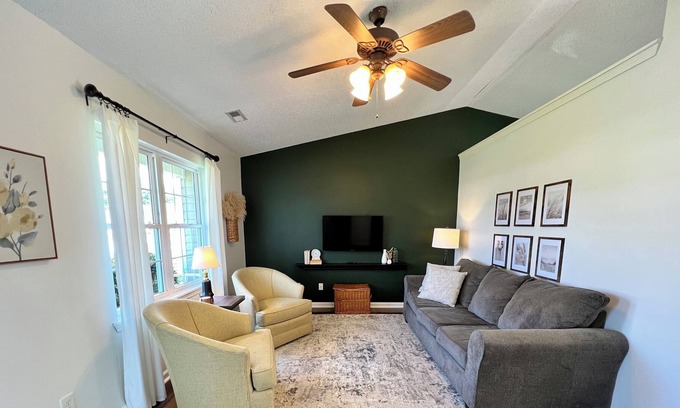 Hubert House | Modern Carolina Home near Coast & Camp Lejeune!