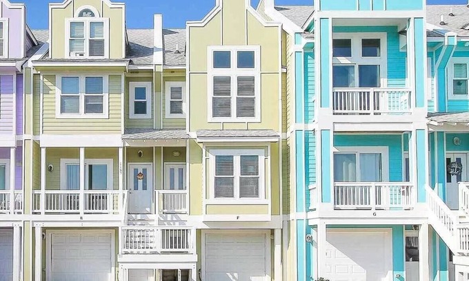 Bermuda Bay House | Modern home. Short stays. Amazing pool πββοΈ Centrally located to shopping & beach!