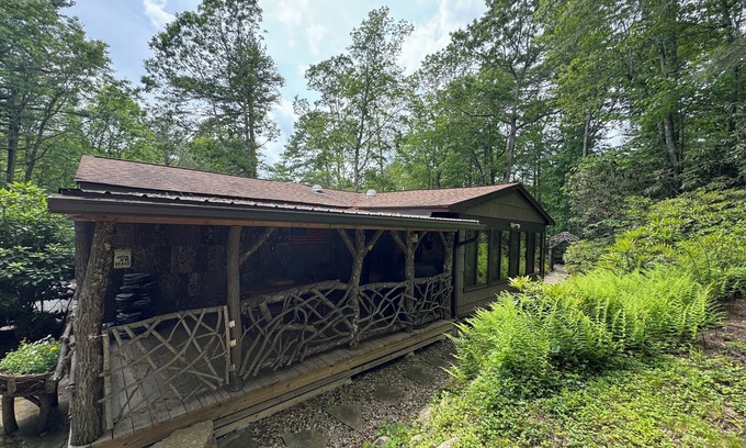 Newland House | MOUNTAIN CABIN IN LINVILLE NC.Join us for OCTOBER LEAF CHANGING and FESTIVALS .