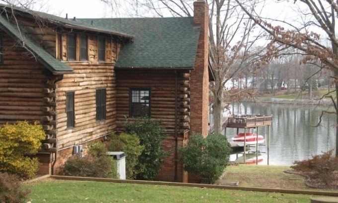 Terrell House | Mountain Style Log Home Main Channel/Patio/Fire Pit/Lake Equipment Rental/Dock