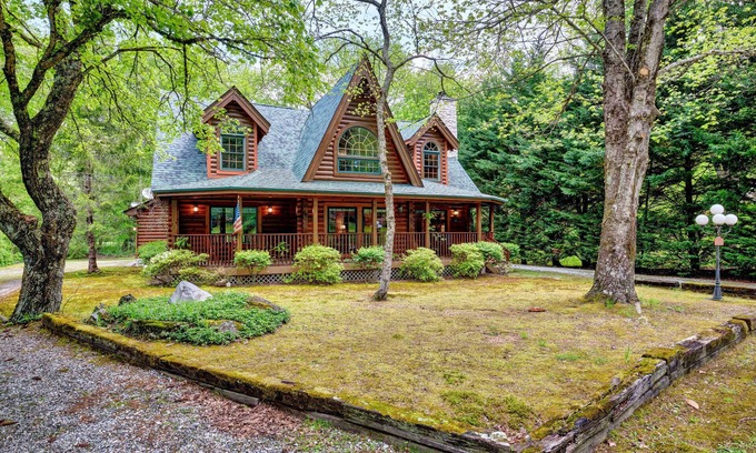 Sapphire House | Needlepine Lodge of Sapphire Valley, Needlepine Lodge of Sapphire Valley