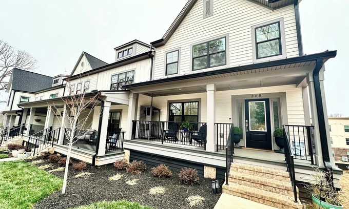 Waxhaw House | NEW 3 BDRM 3.5 Bath Townhome in Downtown Waxhaw, NC- 25 min to Uptown Charlotte