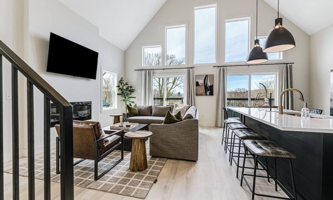Kenilworth House | New Biltmore Village 5-bed Home, 2 Decks & Mtn Views!