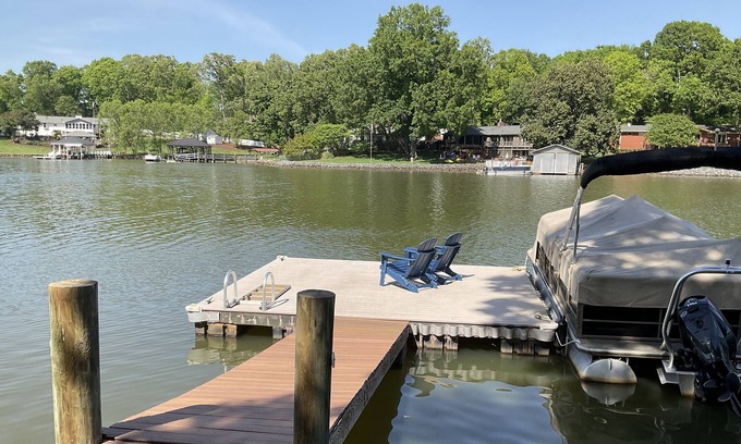 Dixie - Berryhill House | NEW!Lakefront DOCK/HOT TUB/SUP/Kayaks/Fire-pit/Patio, near Airport/Uptown