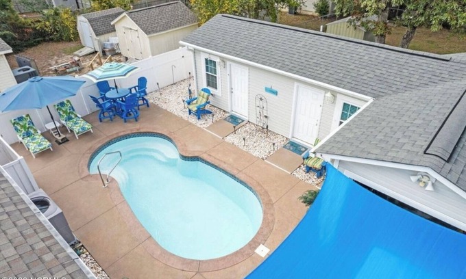 Tranquil Harbour House | New to rental market~Cozy beach bungalow with private HEATED pool & golf cart.