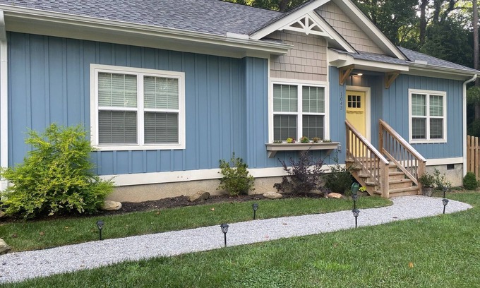 Hendersonville House | Newer home in historic Hendersonville. Near Asheville and Blue Ridge Parkway.