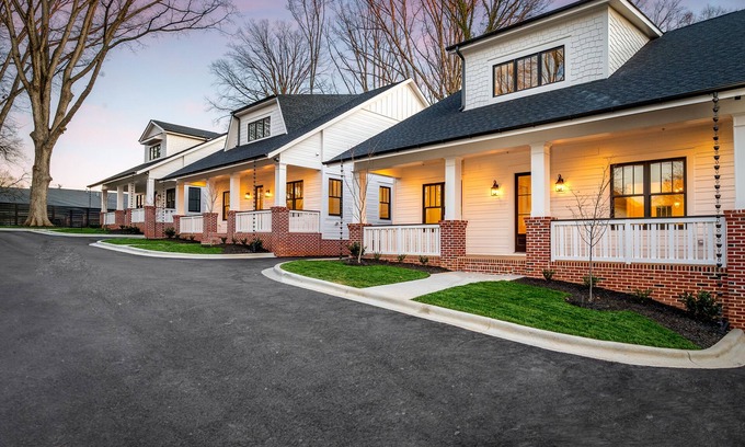 Oakhurst House | Oakhurst Cottage #2 Close to Uptown Charlotte
