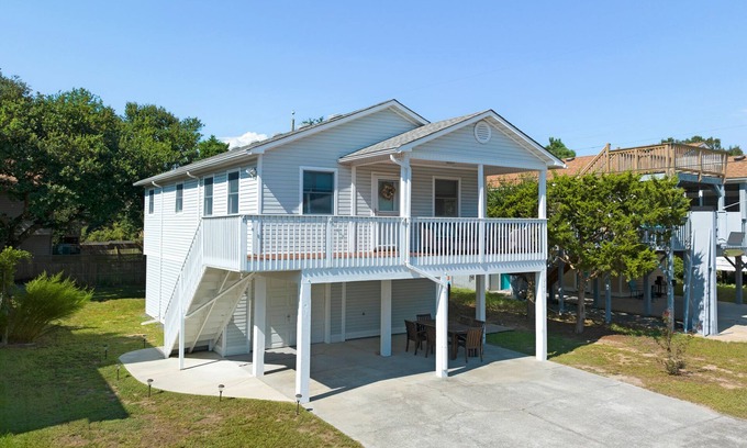 Colington House | OBX Getaway: Convenient Beach and Sound Access